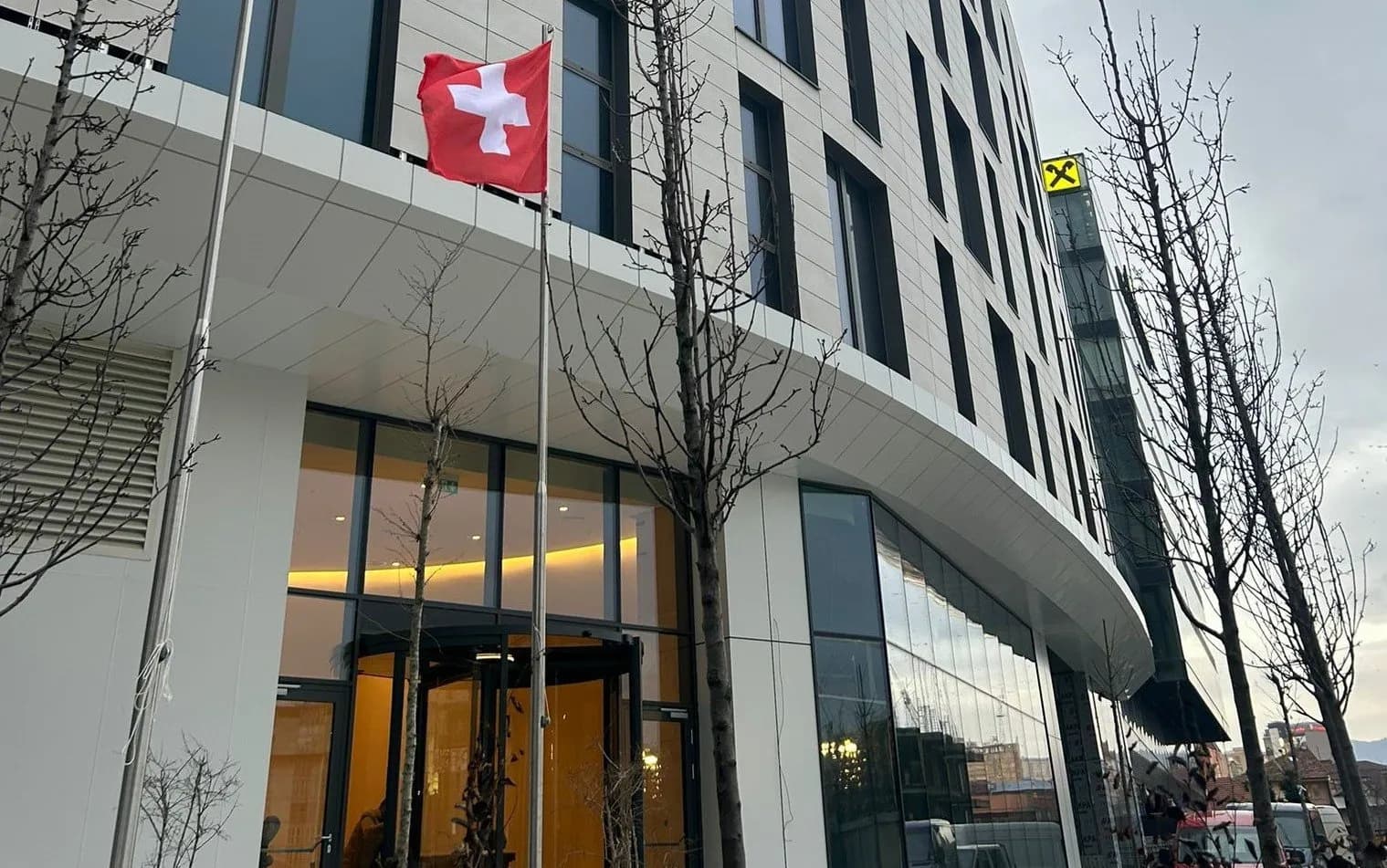 Ambasada zvicërane ndërron lokacion, ja ku mund ta gjeni tani