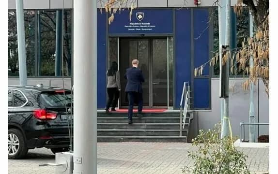 Ambasadori i BE-së futet në objektin e Qeverisë së Kosovës
