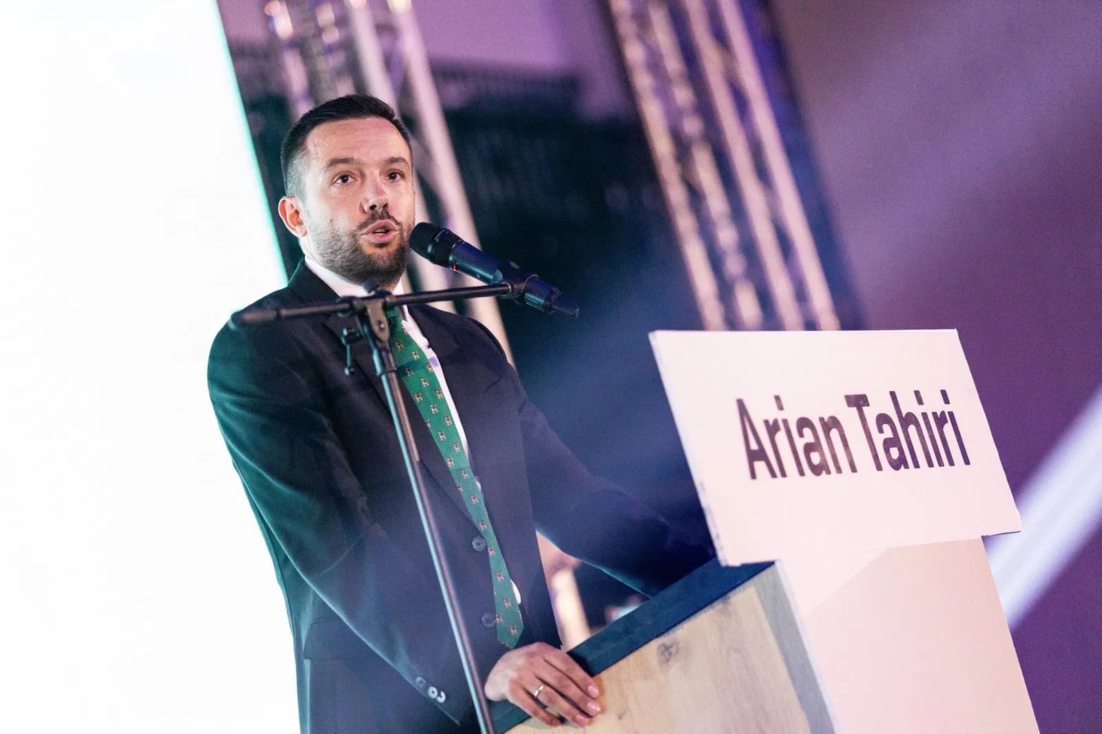 Arian Tahiri caktohet shef i Grupit Parlamentar të PDK’së, Blerta Deliu zëvendëse e tij