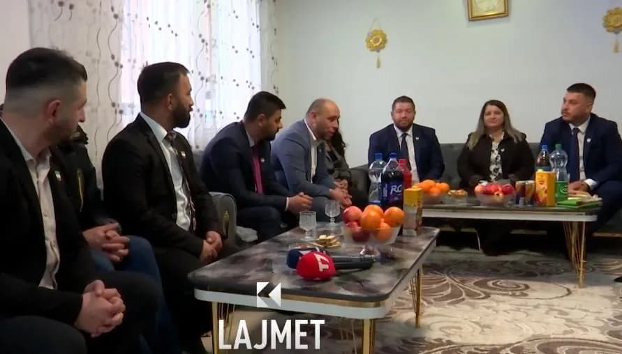 Ashkalinjtë festojnë “Ditën e flamurit” në heshtje, shkak procesi në Hagë