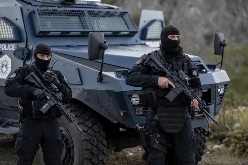 Bastisje në Leposaviq, gjenden armë, pjesë të uniformave dhe 7 flamuj të Serbisë