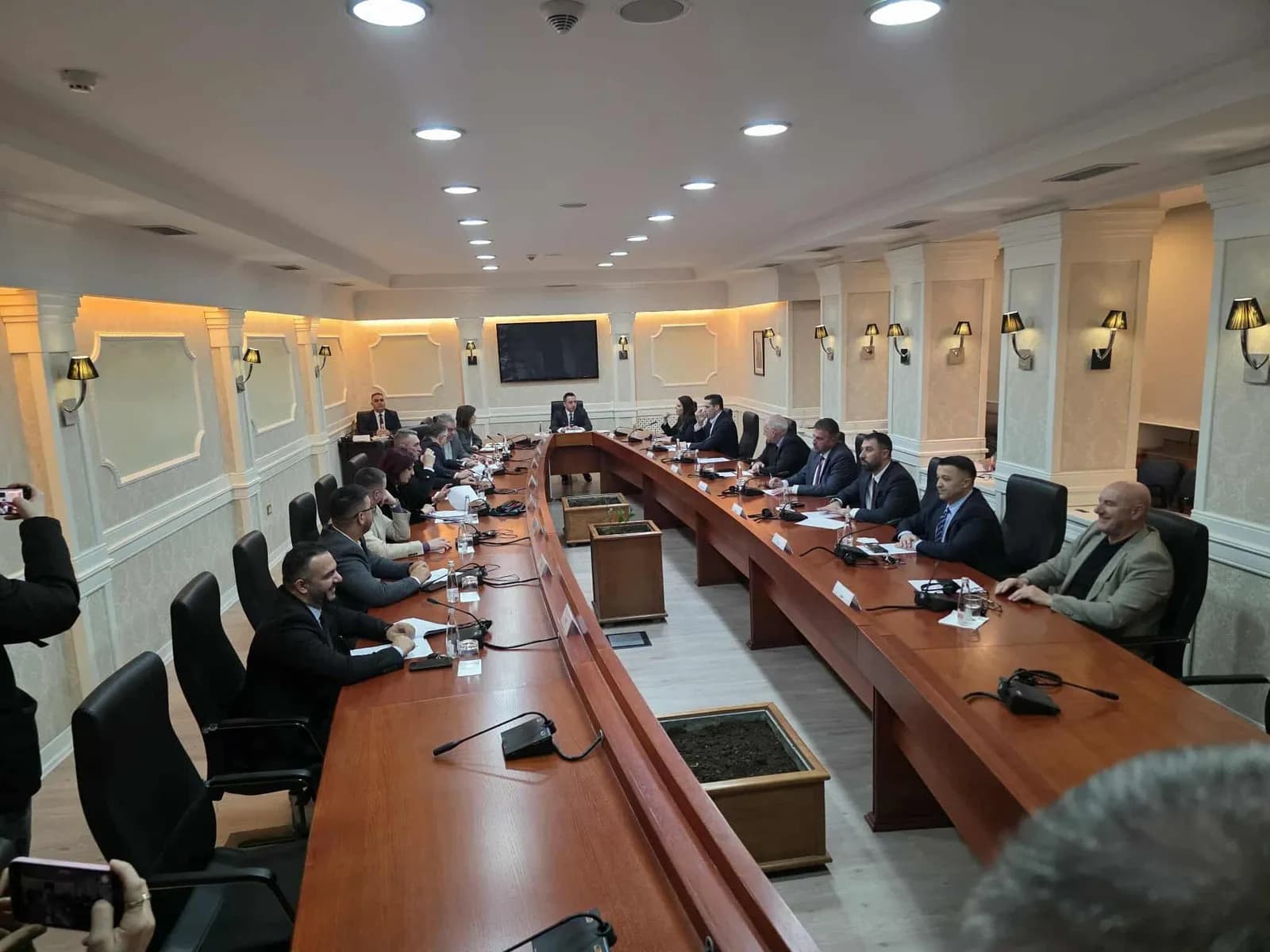Deharin nesër e ndihmon deputetja turke, ky është skenari i seancës së nesërme që e dakorduan partitë