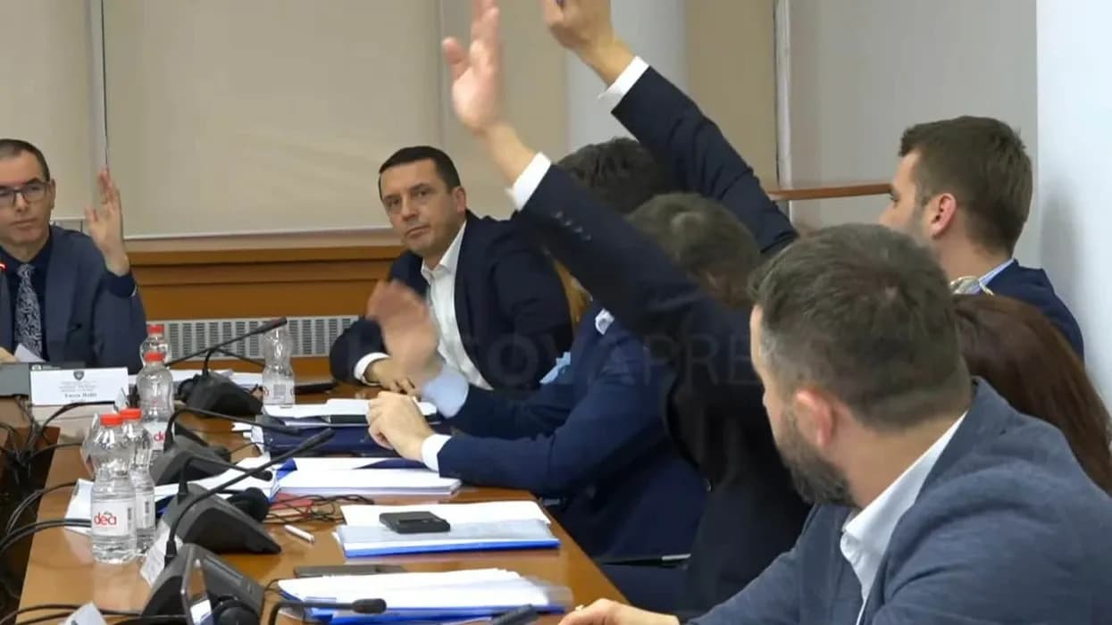 Deputeti i LVV-së, ngrit dy duart kundër mbështetjes financiare për ish-krerët e UÇK-së në Hagë
