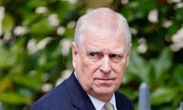 Dosjet sugjerojnë se Andrew ndau informacione konfidenciale me Epsteinin si i dërguar tregtar