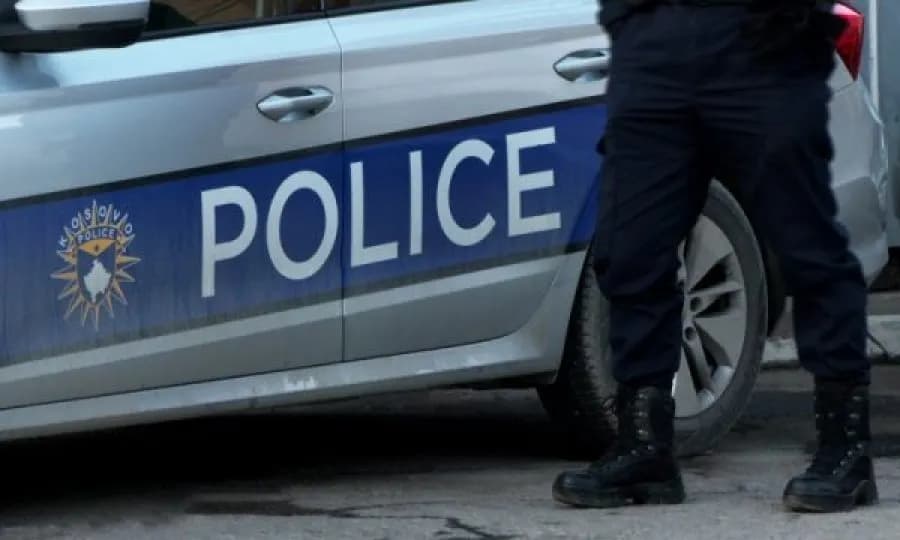 Hidhet mjet shpërthyes në oborrin e një shtëpie në Vushtrri
