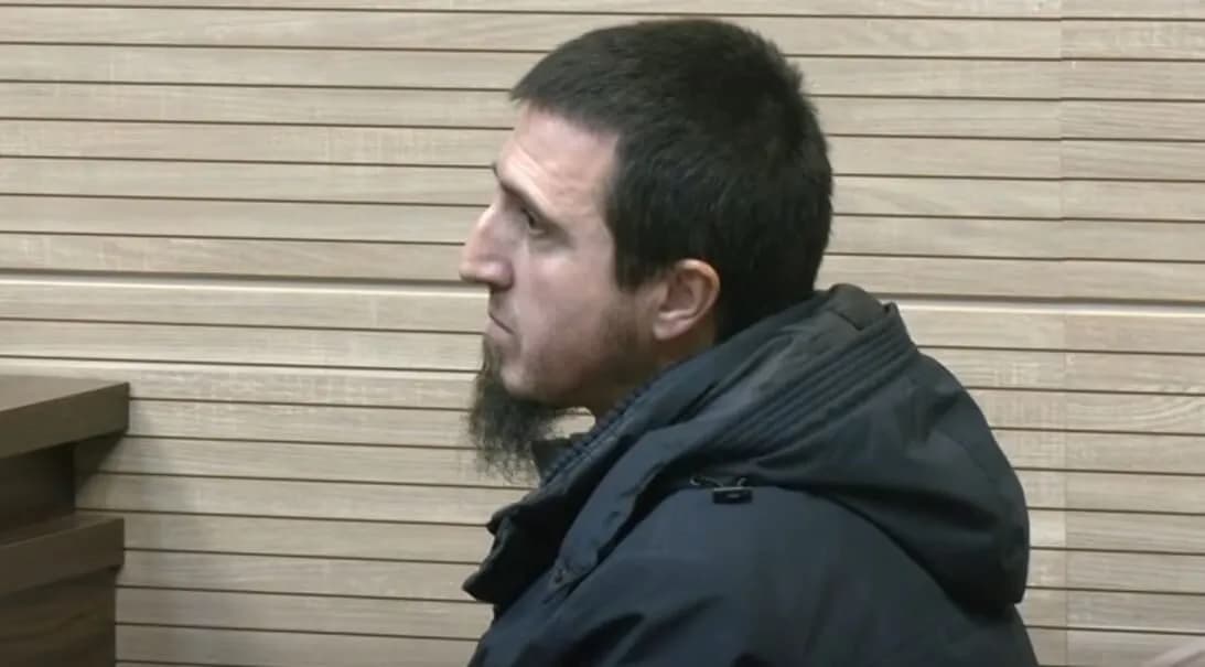 Hodhi flamurin dhe plisin në bërllok, arsimtari lirohet nga akuza për nxitje të urrejtjes
