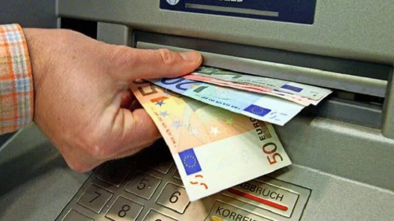 I dyshuari i merr shokut kartelën bankare dhe ia tërheq 600 euro, Policia bën thirrje për kujdes nga mashtrimet