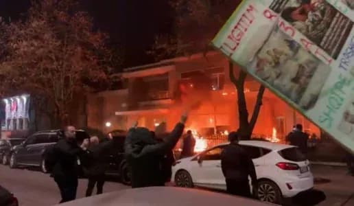 Ish-vila e Enver Hoxhës në flakë, protestuesit e PD hedhin ‘breshëri’ molotovësh dhe fishekëzjarrësh
