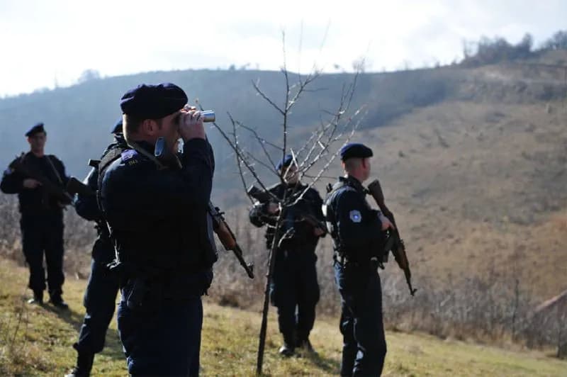 Katër shtetas serbë ndalohen për kalim ilegal të kufirit në Gjilan