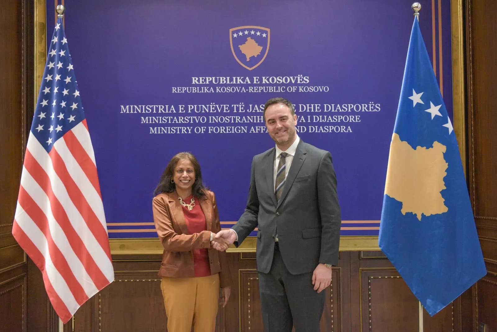 Konjufca e pret Prattipatin në MPJD, ia tregon prioritetet e politikës së jashtme të Kosovës