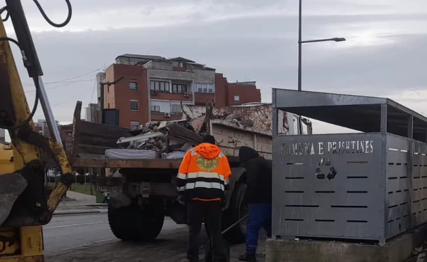 KRM Pastrimi paralajmëron: Do të dënoheni për hedhjen e tekstilit dhe mbeturinave të tjera në kontejnerë