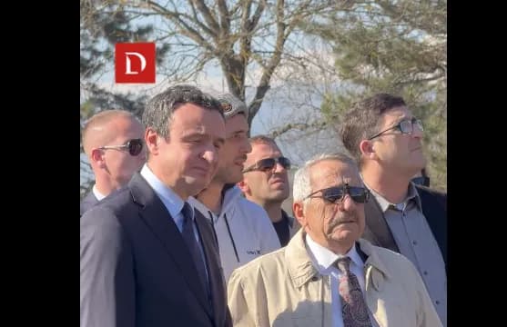 Kurti i emocionuar në varrimin e Mentor Kaçit, ia mban dorën Ekrem Kryeziut