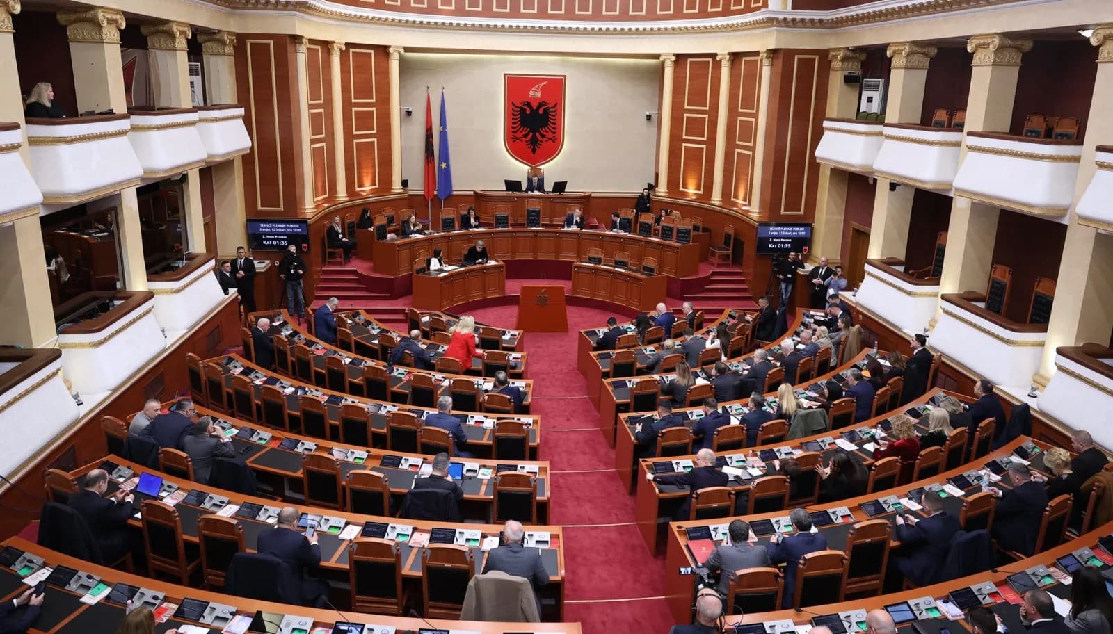 Kuvendi i Shqipërisë miraton deklaratën në mbrojtje të liderëve të UÇK-së në Hagë