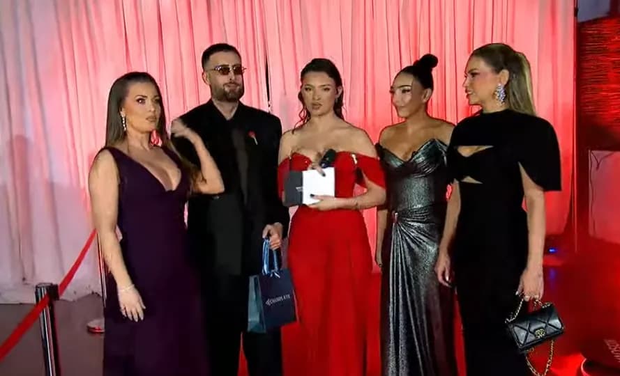 Leonora e Olta marrin pjesë në dasmë, kaq bukur po duken
