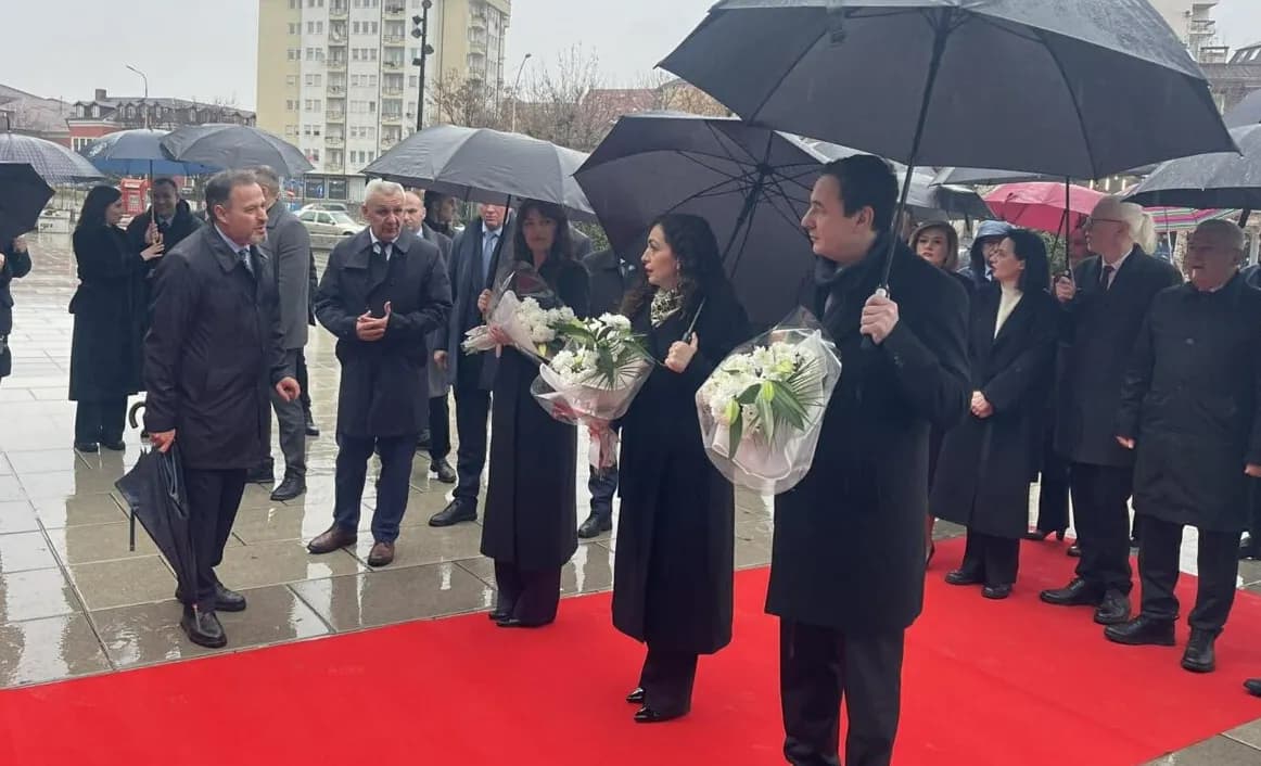 Liderët e shtetit bëjnë nderime te monumenti i të Pagjeturve e Pllaka Përkujtimore e Fëmijëve të Vrarë