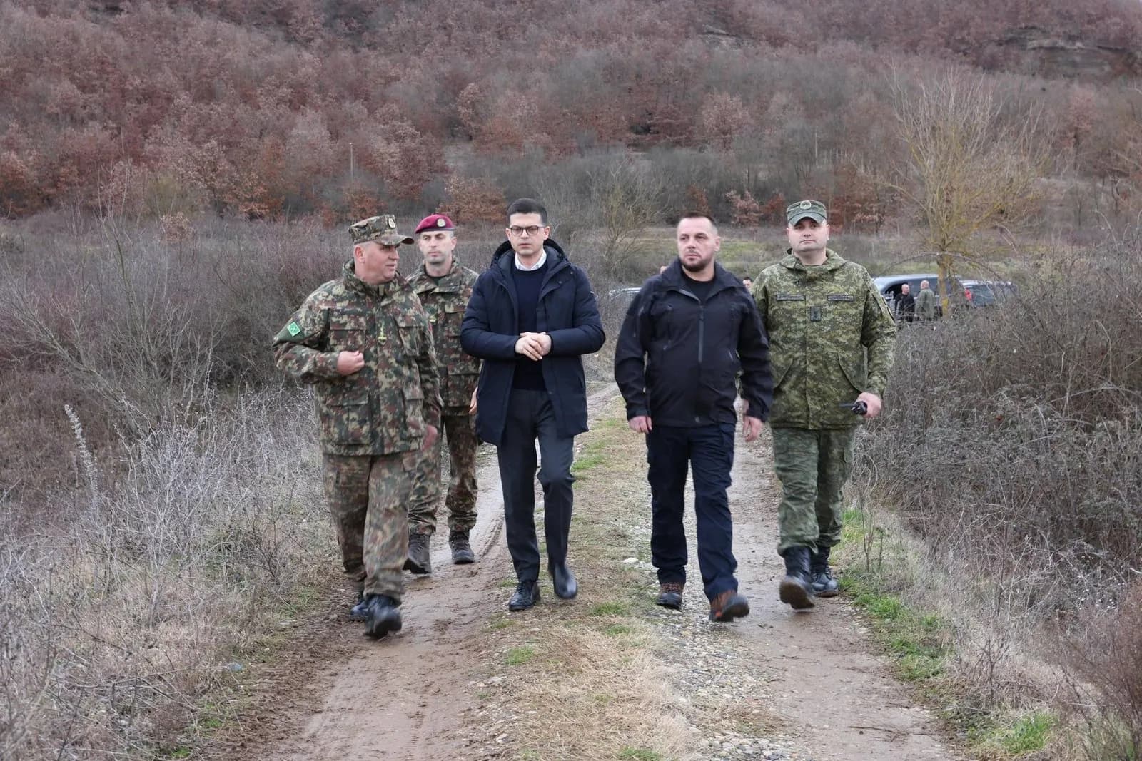 Maqedonci e Vengu vizitojnë ushtarët që po vazhdojnë kërkimet në Klos