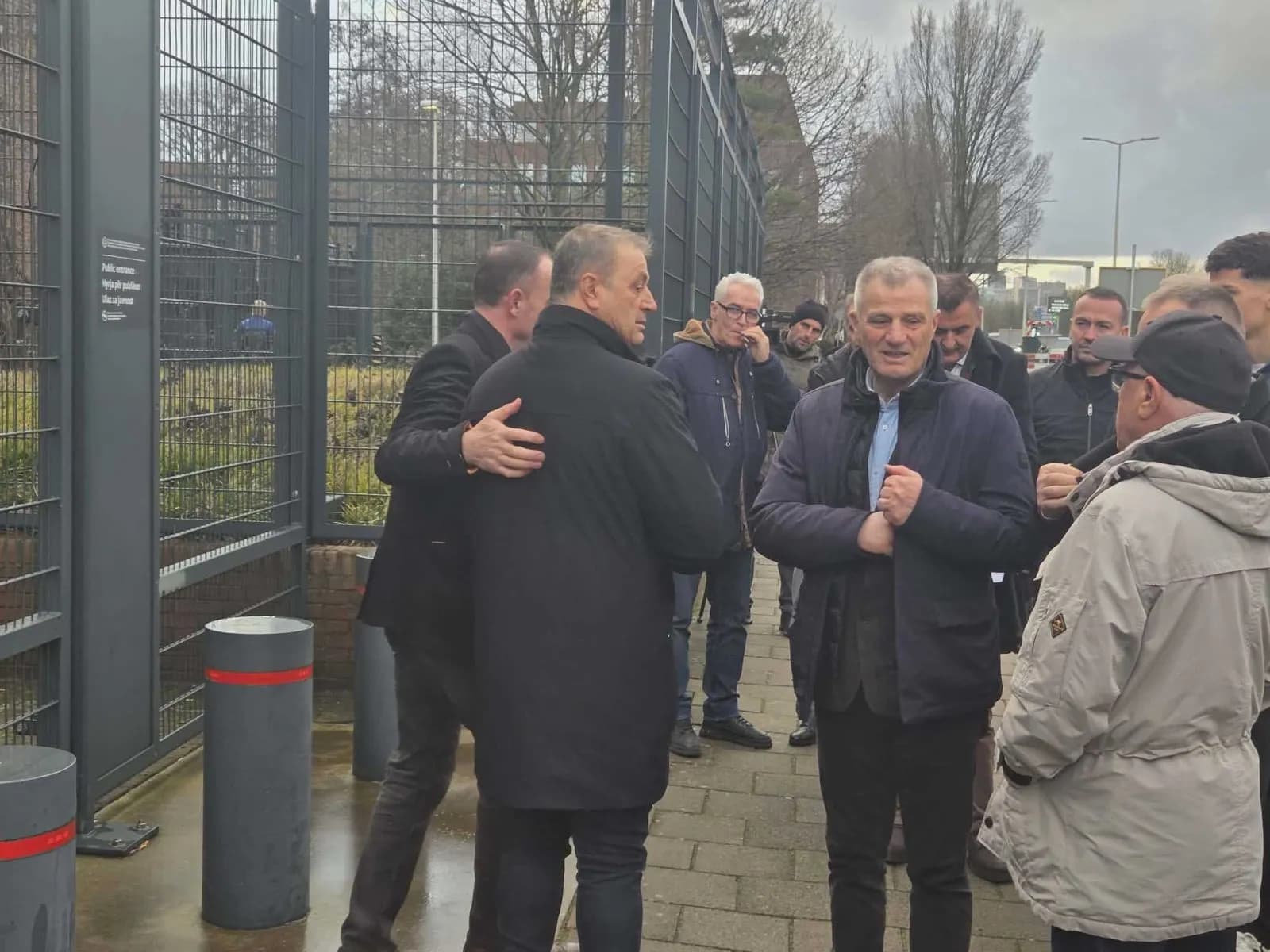 Mbërrijnë në Hagë vëllezërit e ish-presidentit Hashim Thaçi