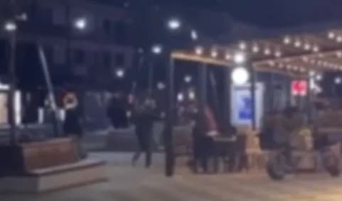 Me karrige, thikë e grushta: Publikohen pamjet e përleshjes mes të rinjve në Lipjan, dy të miturit me lëndime të rënda