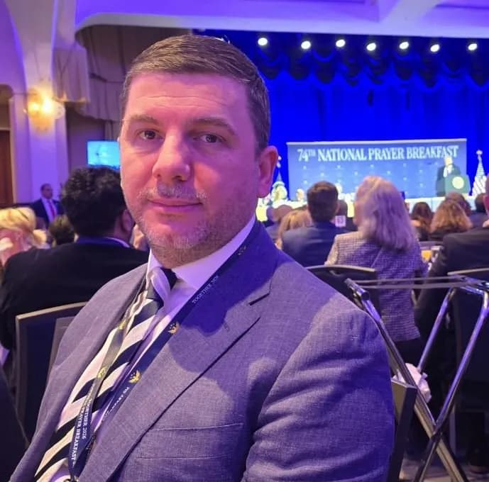 Memli Krasniqi merr pjesë në Mëngjesin Kombëtar të Lutjeve: Aleanca me SHBA-në mbetet interes jetik për Kosovën