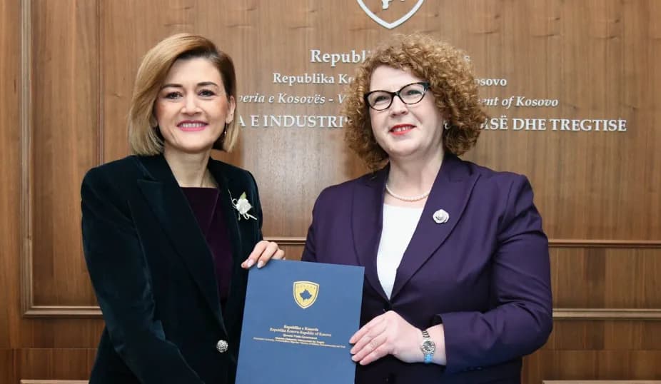 Mimoza Kusari e pranon detyrën nga Rozeta Hajdari: Pas 15 viteve rikthehem në krye të Ministrisë së Tregtisë