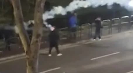 Momenti kur protestuesi në Tiranë u godit nga bombola me gazlotsjellës, bie në tokë menjëherë