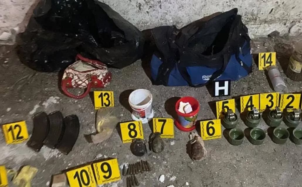 Municion dhe pajisje ushtarake me emblemë të Serbisë zbulohen në një shtëpi të pabanuar në Leposaviq