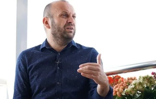 Mushkolaj: Tash kur VV’së i duhet me e kamuflu diqysh zgjedhjen e nënkryetarit nga Lista Serbe, votimi në pako është OK – Mashtures