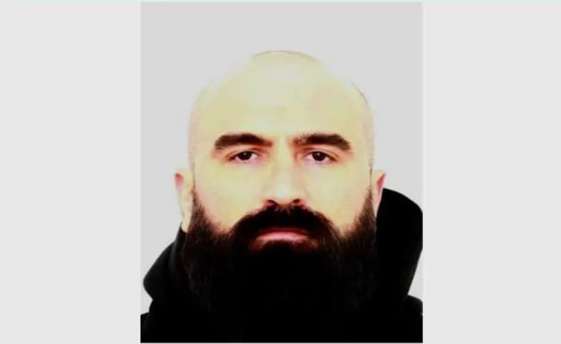 Nëse e shihni këtë person, lajmërojeni Policinë – konsiderohet i rrezikshëm dhe dyshohet se mund të posedojë armë