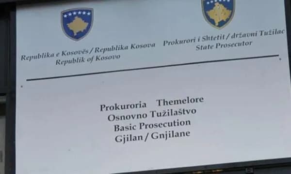 Ngrihet aktakuzë ndaj personit që kanosi disa gazetarë në një sallë gjyqi në Viti