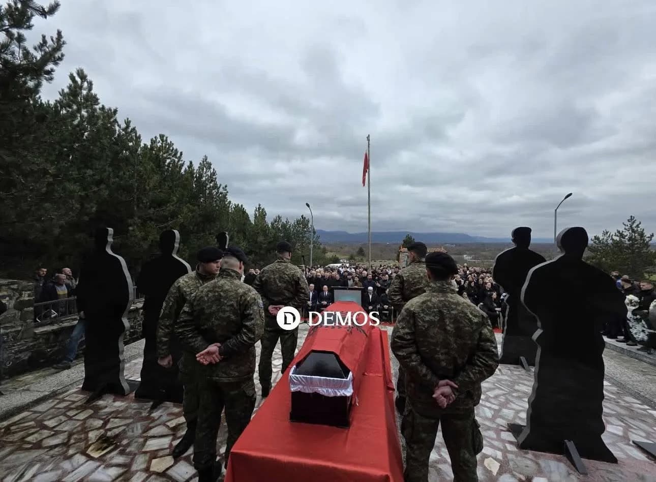 Nis ceremonia e rivarrimit të dëshmorit të kombit, Agron Gjocaj – prezent edhe Ramush Haradinaj e Hisen Berisha