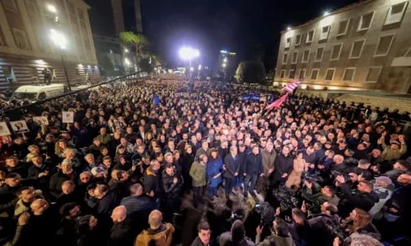 Nis protesta e PD në Shqipëri para Kryeministrisë, Sali Berisha arrin në selinë partisë