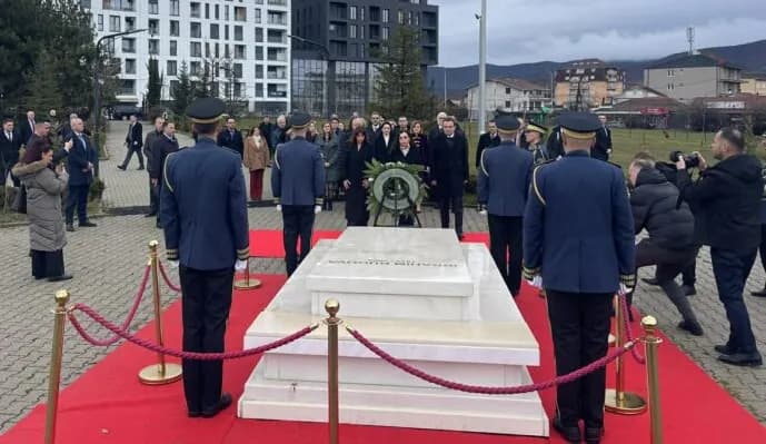 Përvjetori i pavarësisë, krerët e vendit bëjnë homazhe te varri i ish-presidentit Rugova