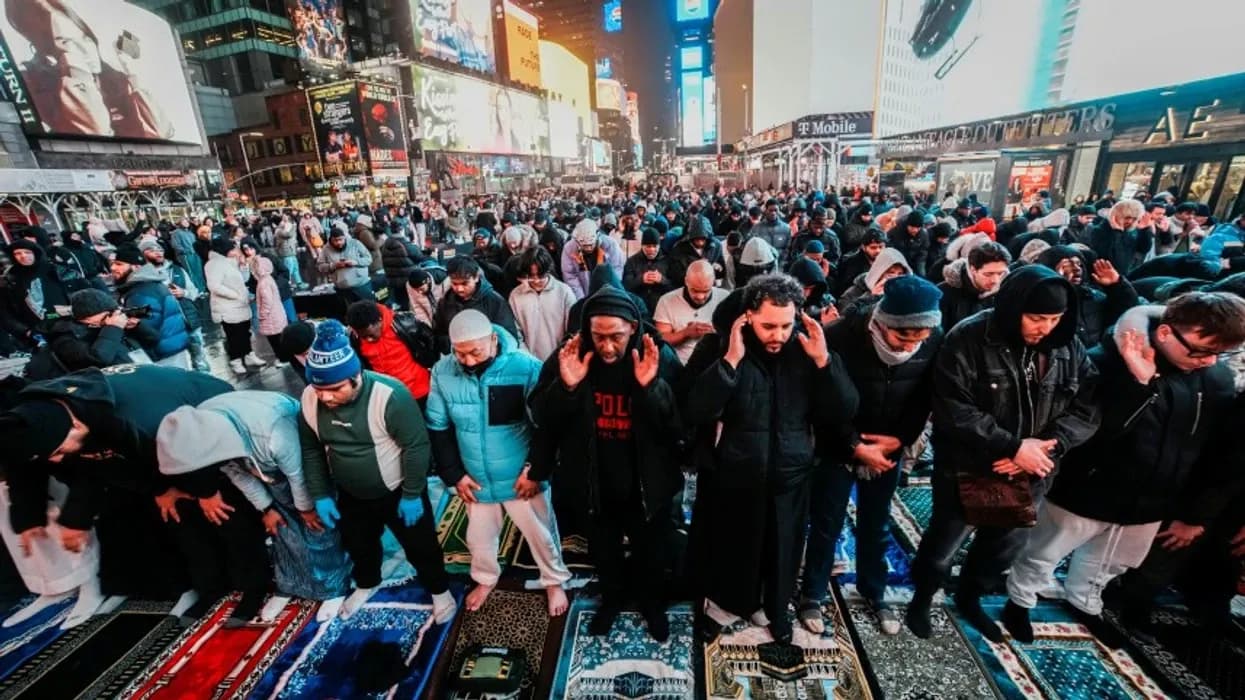 Qindra myslimanë bëjnë iftar dhe falin teravitë në zemër të New Yorkut