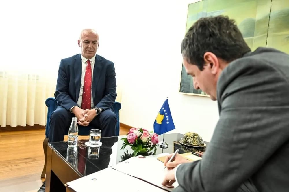 Qorolli godet Gjykatën Kushtetuese: Përmbysën rendin juridik të shtetit, aluduan në Listën Serbe