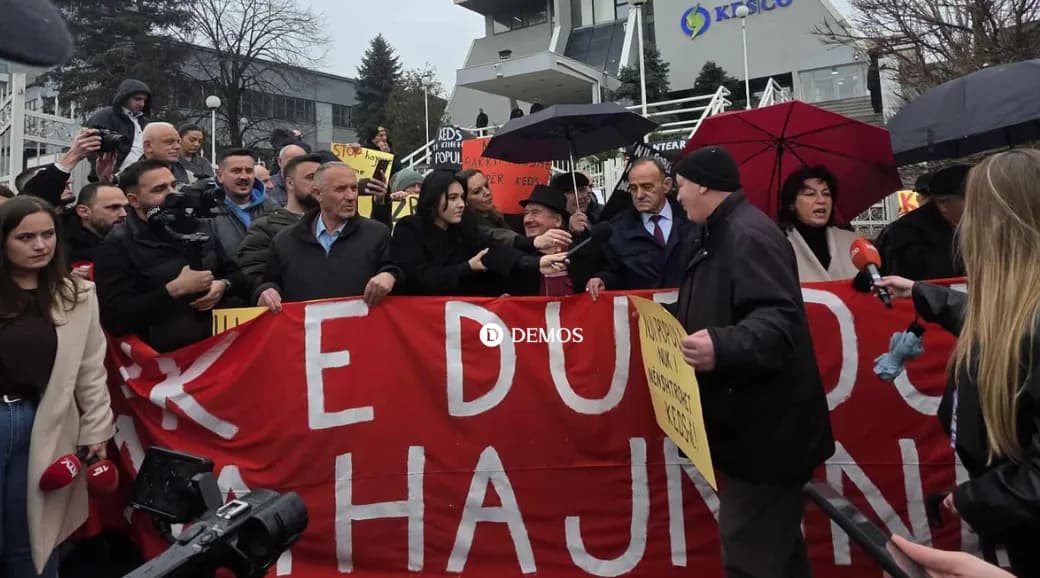 “Rryma rritet, populli djeget”, mblidhen qytetarët, nis protesta kundër shtrenjtimit të energjisë në Prishtinë