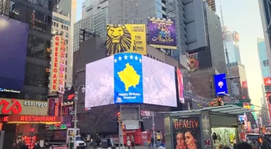 Shfaqet flamuri i Kosovës në ekranin gjigant në Times Square të Nju Jorkut