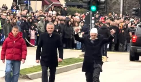 “UÇK, UÇK”, momenti kur Baca Rifat arrin në vendit ku pas pak do të parakalojë FSK e Policia e Kosovës