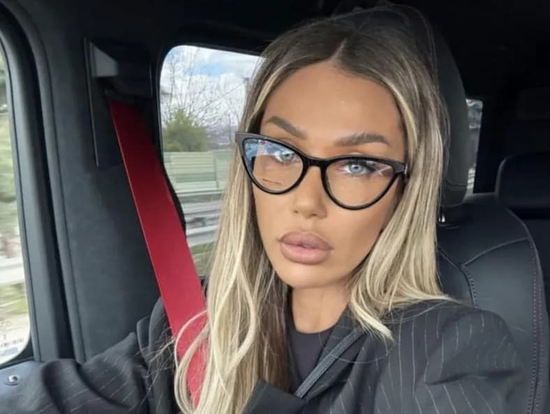 Adelina Tahiri di si të marrë vëmendjen, shfaqet me fustan të tejdukshëm në restorant