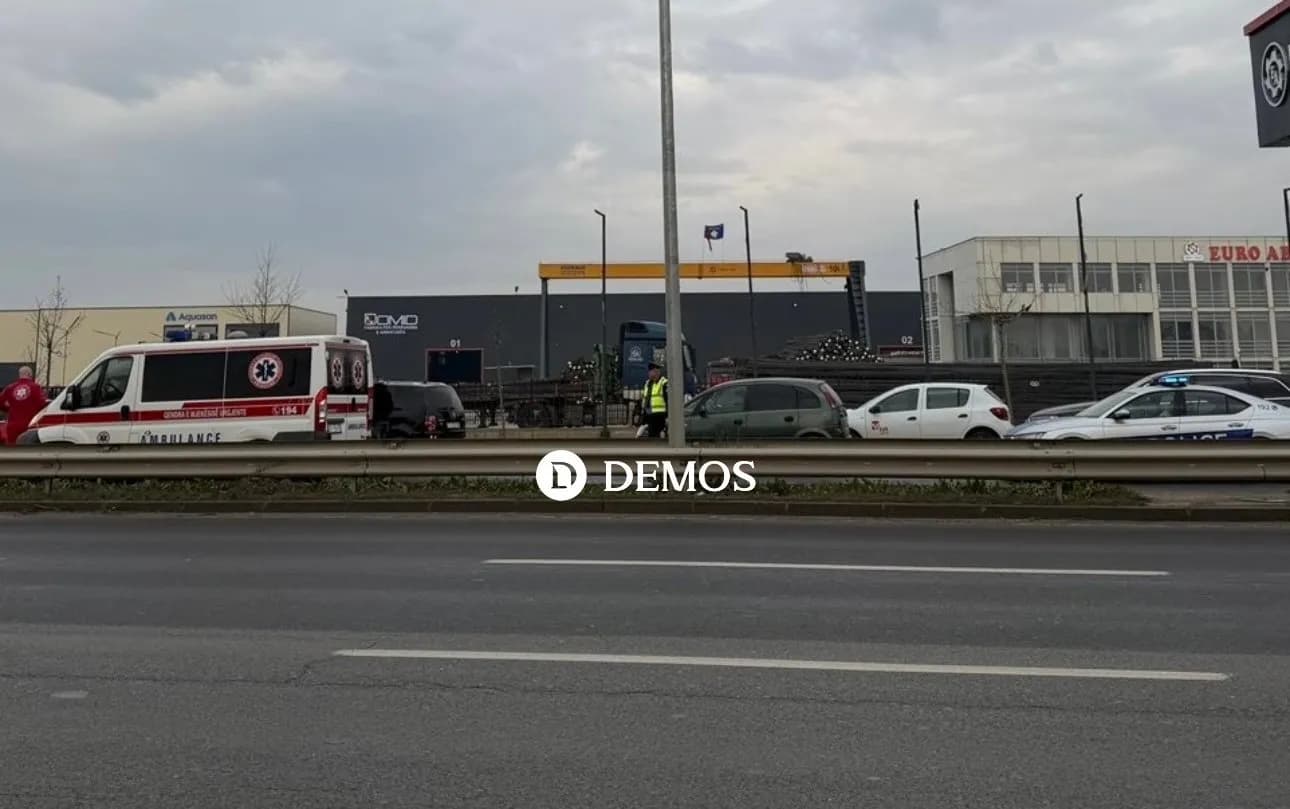 Aksident trafiku në magjistralen Prishtinë-Ferizaj, ambulanca e Policia në vendin e ngjarjes