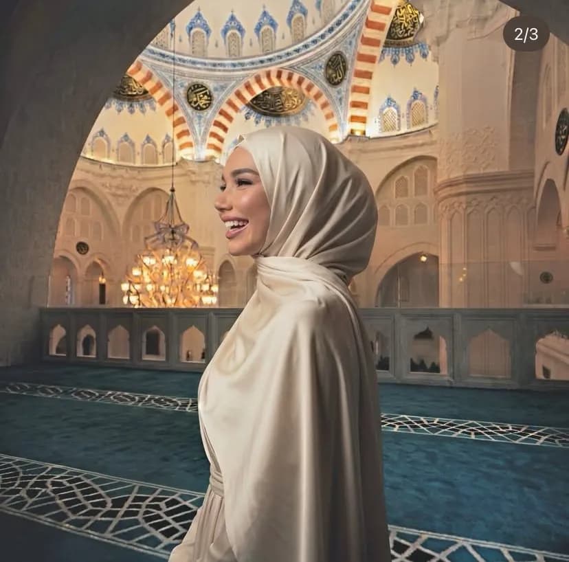 Inteligjencë artificiale apo reale – Alba Pollozhani shfaqet e mbuluar në fotografitë e reja në rrjete sociale