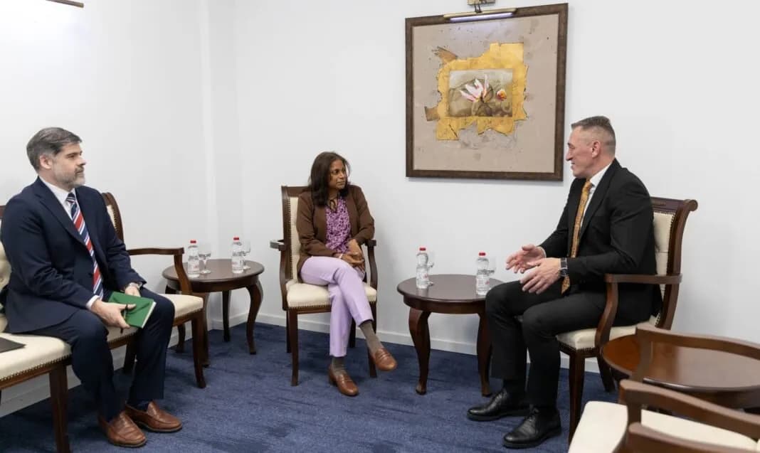 Ambasada e SHBA-së thekson rëndësinë e qeverisjes gjithëpërfshirëse në Kosovë gjatë takimit me ministrin Rashiq