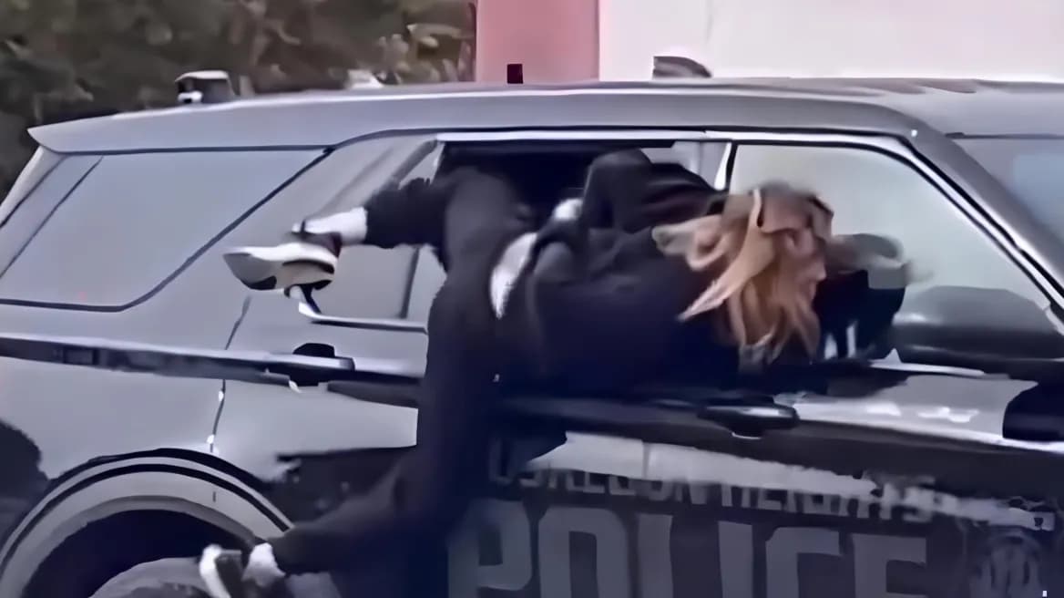 Arratisje spektakolare në SHBA: Gruaja me pranga në duar largohet nga dritarja e makinës së policisë