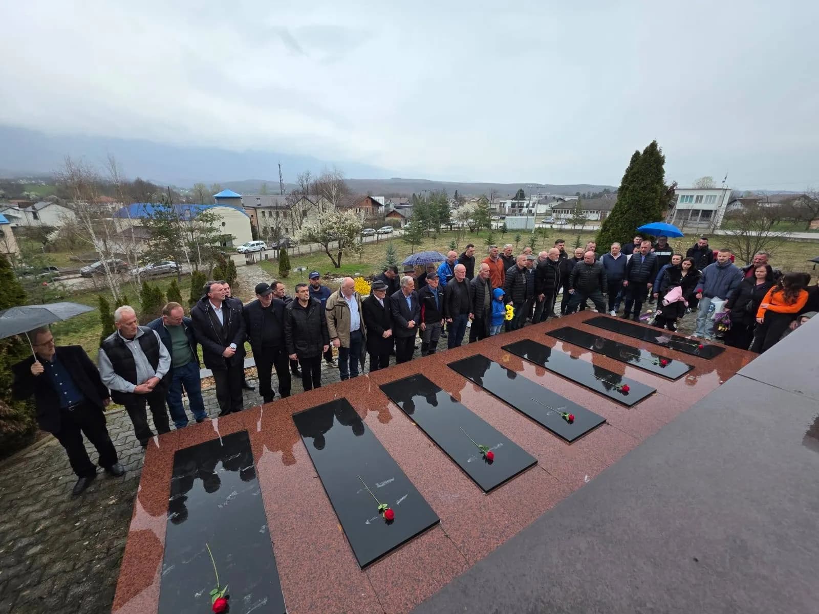 Bashkëluftëtarë, qytetarë e familjarë bëjnë homazhe në nderim të dëshmorit, Esat Tahiraj