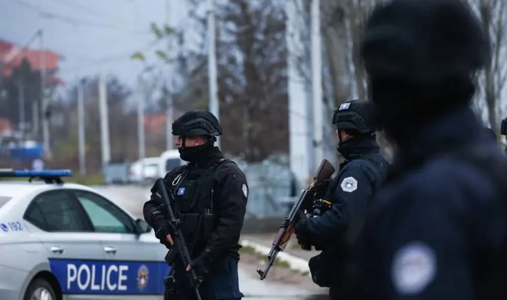 Bastiset shtëpia e një të dyshuari për fajde në Prizren, sekuestrohet një pistoletë – ndalohet i dyshuari
