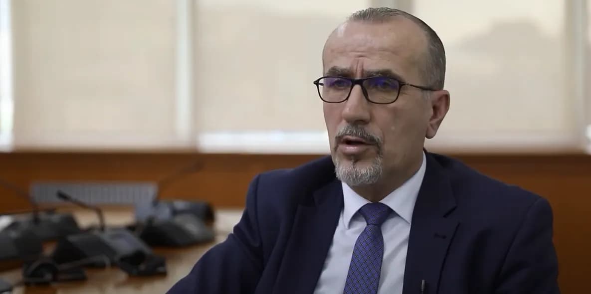 Bekim Haxhiu me gjashtë pyetje publike për Albin Kurtin: “Pse po lëshon pe?”