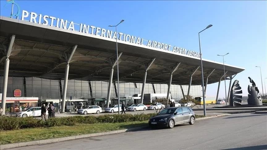 Çifti nga Shqipëria nuk e ktheu veturën e marrë me qira në Aeroportin e Prishtinës