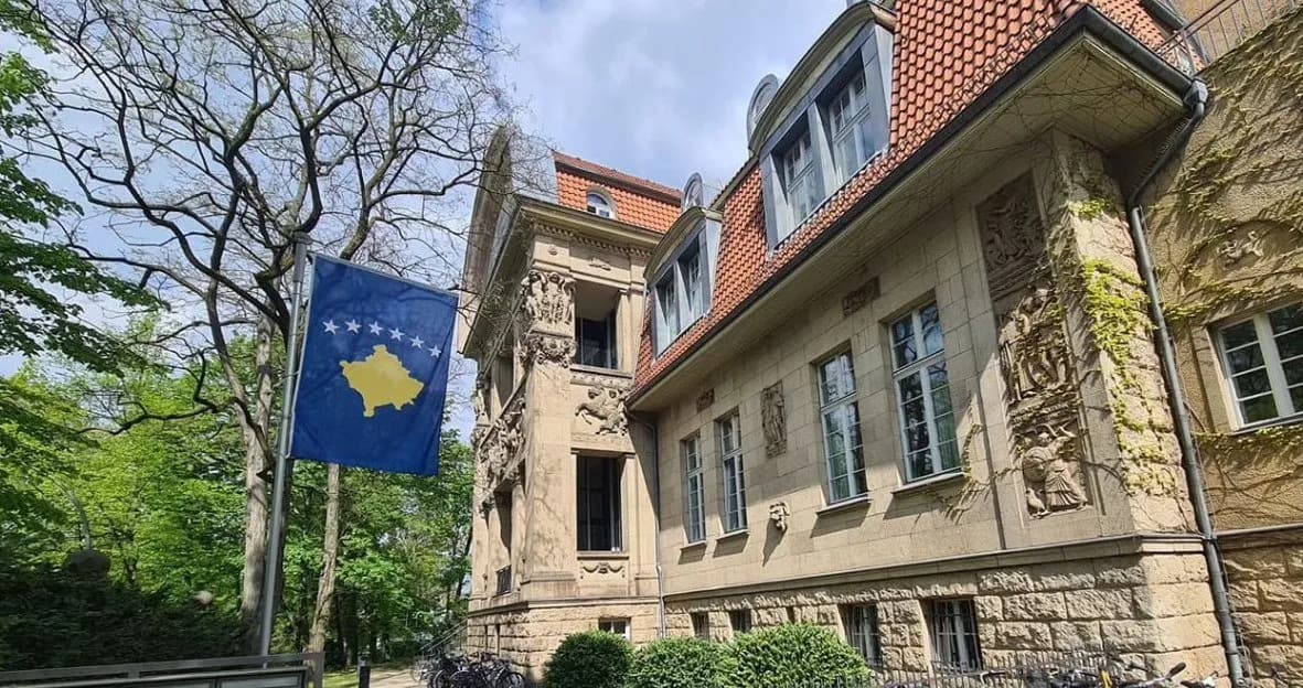 Dalin pamjet, kështu u mbush me etiketa fyese ambasada e Kosovës në Berlin