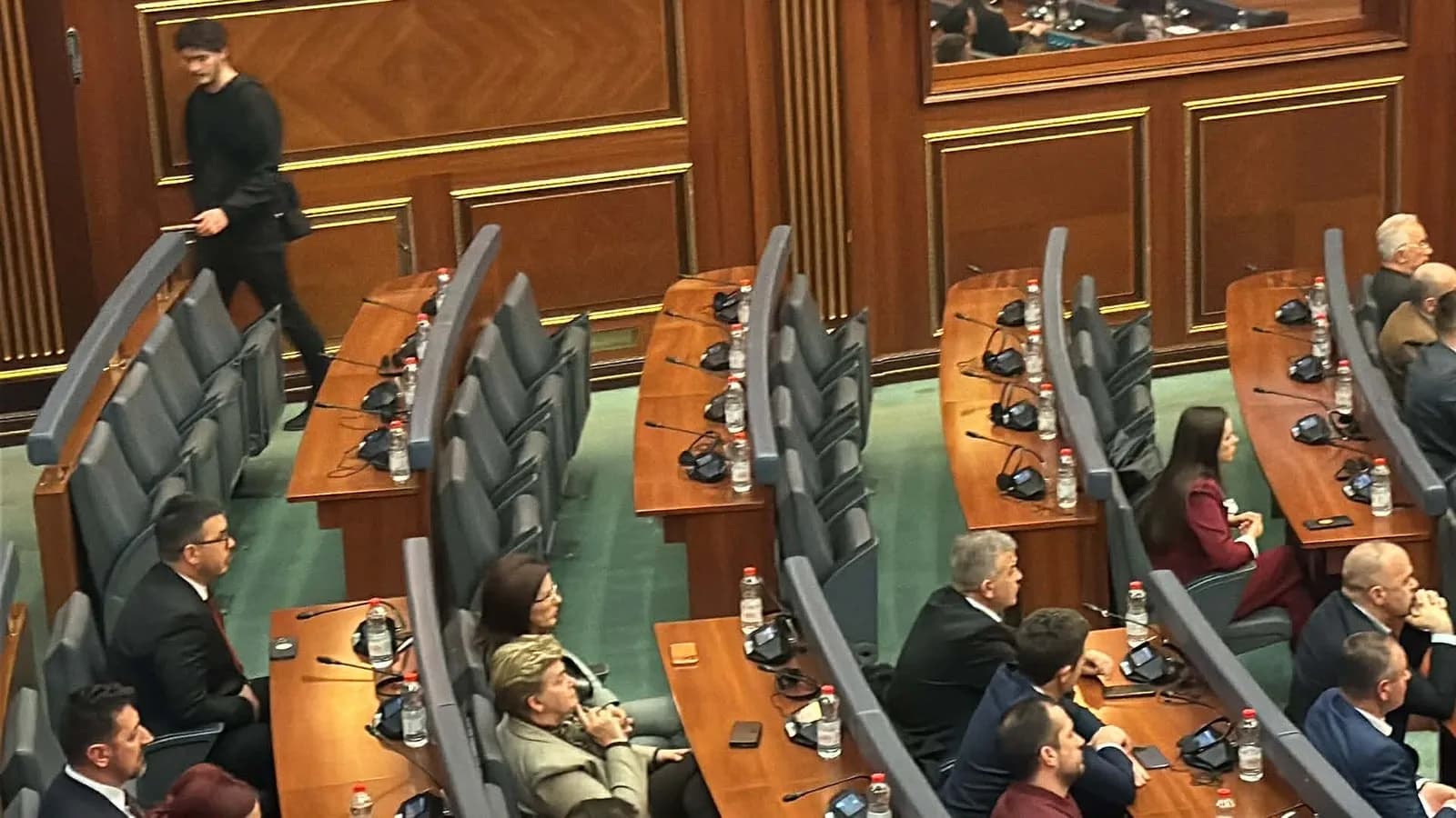 Deputetët e Listës Serbe mungojnë në seancën e jashtëzakonshme të Kuvendit