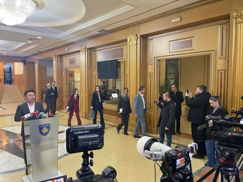 Deputetët e PDK-së dalin nga objekti i Kuvendit pak minuta para se të mbahet seanca e dytë