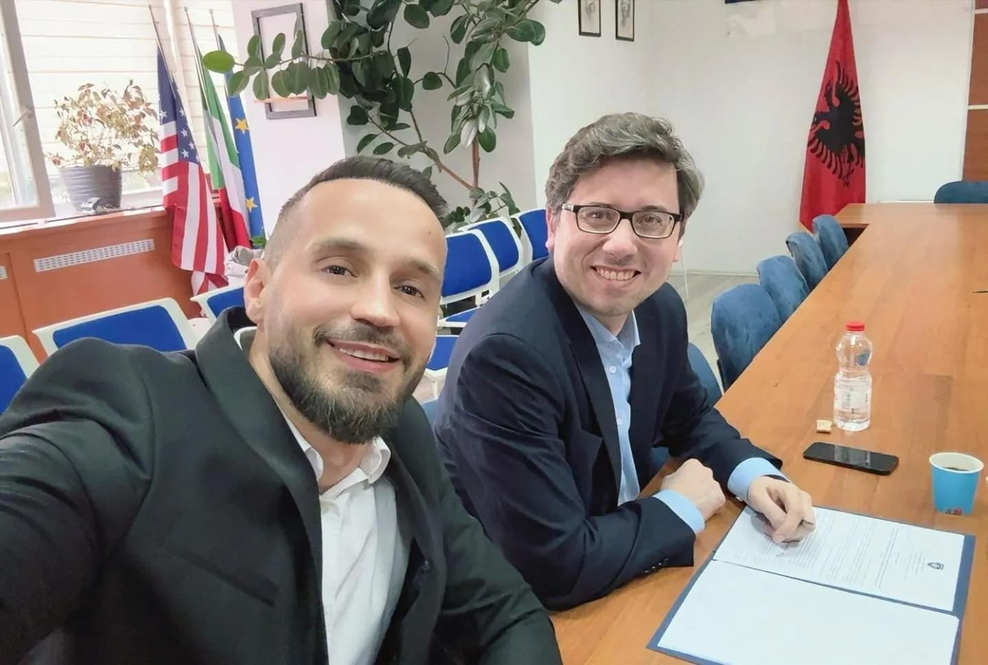 Deputeti i VV-së publikon foto me Hekuran Muratin: Paga e 13-të shpërndahet me 31 mars, urime